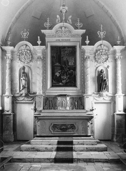 maître-autel, 2 tableaux : L'Agneau mystique, L'Adoration des Bergers, tabernacle, 2 statues : Saint Nicolas évêque et Saint Gilles, 5 statuettes, retable, vue générale