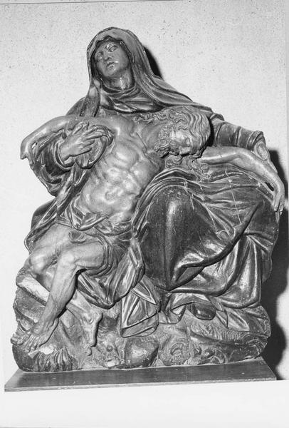 groupe sculpté : Vierge de Pitié, vue générale