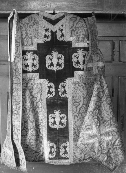 chasuble, étole, manipule, voile de calice, vue générale - © Ministère de la Culture (France), Médiathèque du patrimoine et de la photographie (objets mobiliers), tous droits réservés