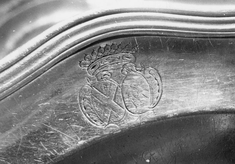 plat, détail des armoiries - © Ministère de la Culture (France), Médiathèque du patrimoine et de la photographie (objets mobiliers), tous droits réservés