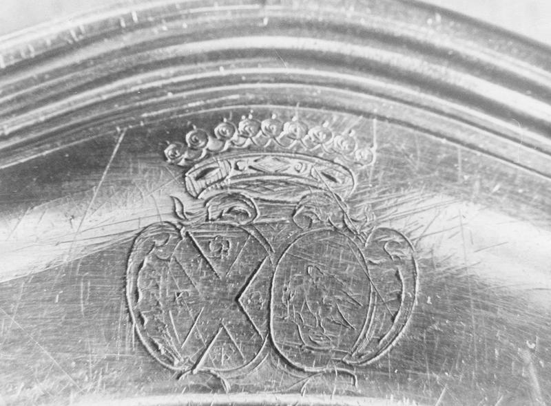 plat, détail des armoiries - © Ministère de la Culture (France), Médiathèque du patrimoine et de la photographie (objets mobiliers), tous droits réservés