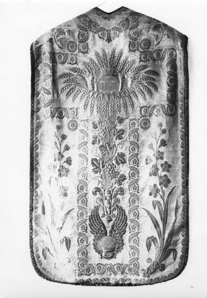 chasuble, style Charles X, vue générale - © Ministère de la Culture (France), Médiathèque du patrimoine et de la photographie (objets mobiliers), tous droits réservés