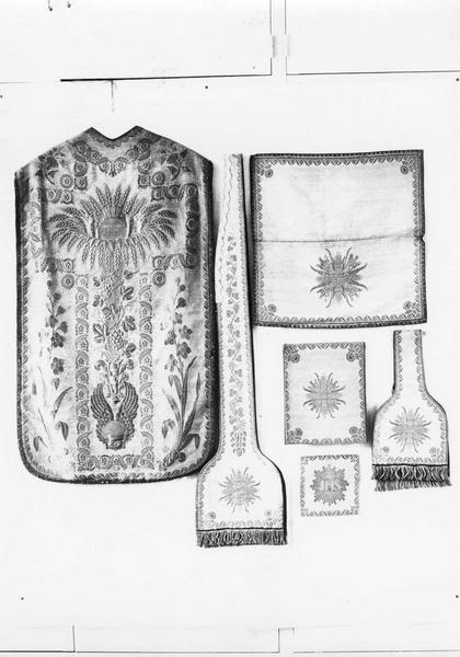 chasuble, étole, manipule, bourse de corporal, pale, style Charles X, vue générale - © Ministère de la Culture (France), Médiathèque du patrimoine et de la photographie (objets mobiliers), tous droits réservés