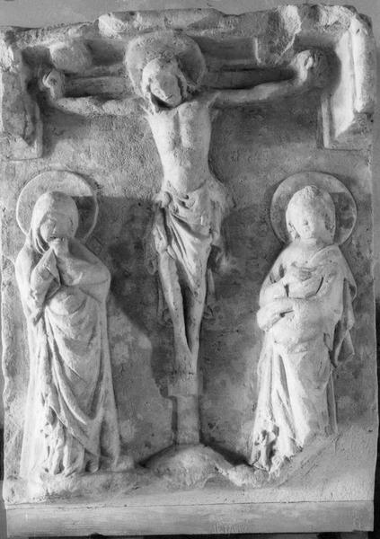 bas-relief : Le Christ en croix entre la Vierge et saint Jean, vue générale - © Ministère de la Culture (France), Médiathèque du patrimoine et de la photographie (objets mobiliers), tous droits réservés