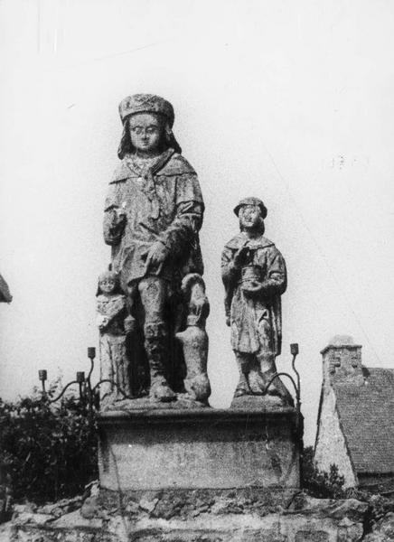 groupe sculpté : saint Roch avec l'ange et son chien ; statue : saint Côme, vue générale - © Ministère de la Culture (France), Médiathèque du patrimoine et de la photographie (objets mobiliers), tous droits réservés