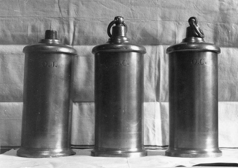 3 ampoules aux saintes huiles, vue générale - © Ministère de la Culture (France), Médiathèque du patrimoine et de la photographie (objets mobiliers), tous droits réservés