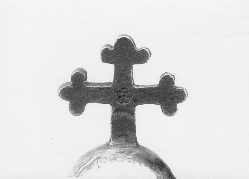 ciboire des malades (ciboire-viatique), détail de la croix sommitale - © Ministère de la Culture (France), Médiathèque du patrimoine et de la photographie (objets mobiliers), tous droits réservés