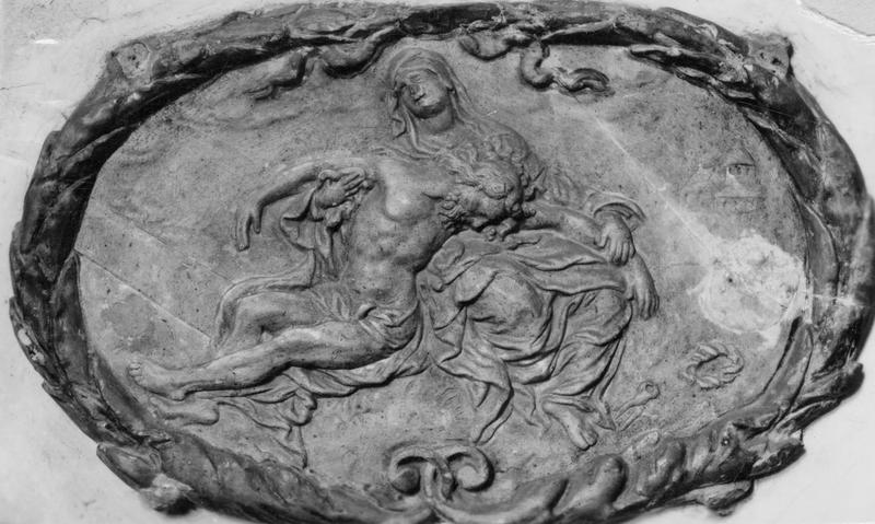 bas-relief : Vierge de Pitié, vue générale