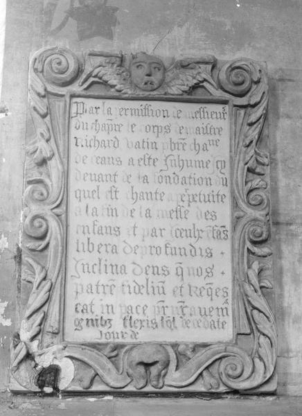 Plaque funéraire de Richard Vatin, prêtre et chanoine de Coutances, et son cadre