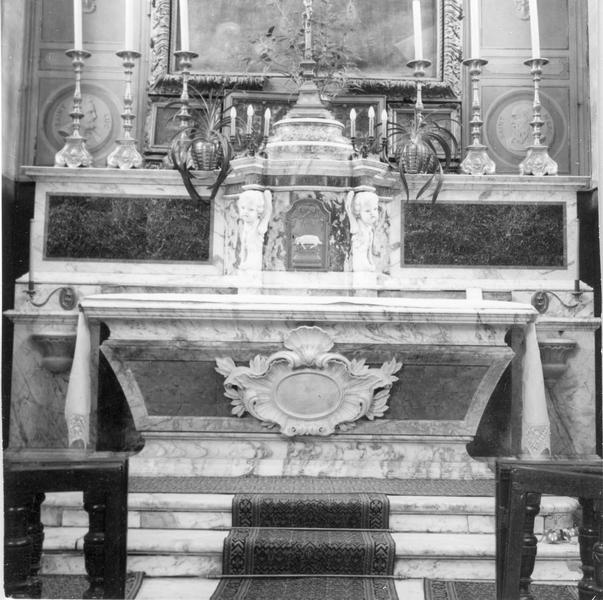 garniture du maître-autel : croix et 6 chandeliers, vue générale