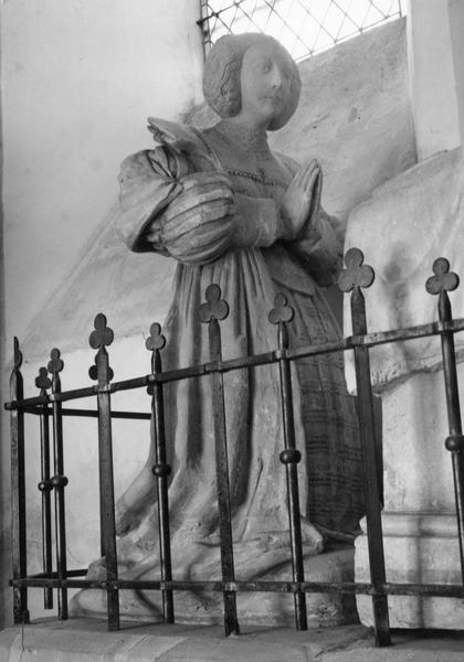 statue funéraire dite tombeau de la Dame de Vauborel : Femme agenouillée devant un pupitre, vue générale