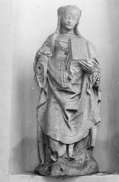 statue : sainte femme portant un livre ouvert, vue générale