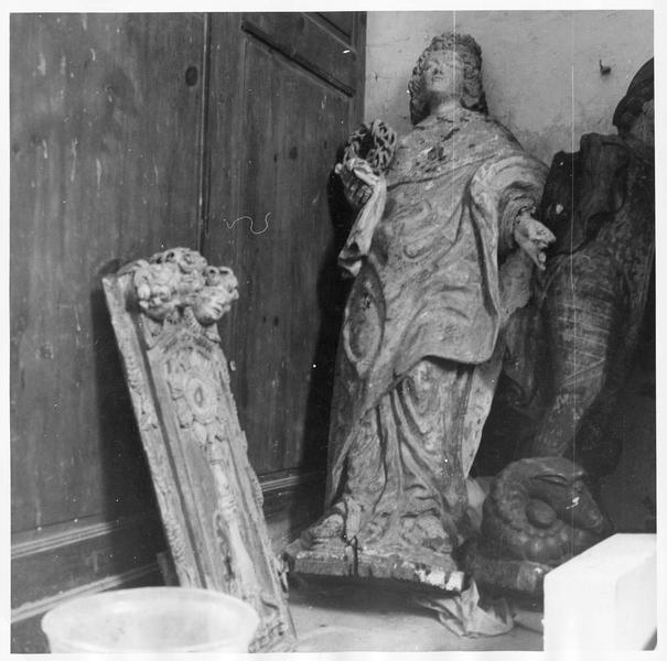 statue : Saint Louis roi présentant la couronne d'épines et les clous, vue générale - © Ministère de la Culture (France), Médiathèque du patrimoine et de la photographie (objets mobiliers), tous droits réservés