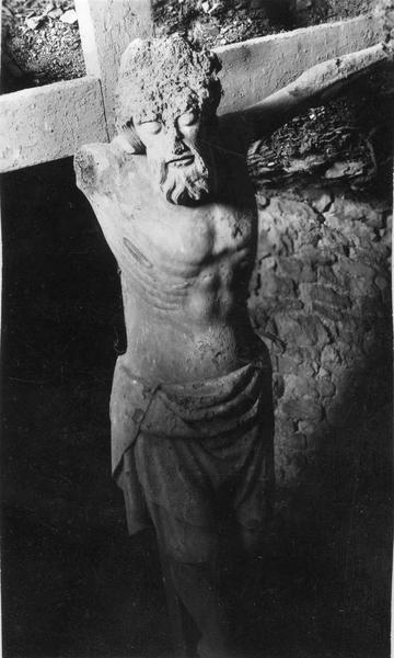 statue : Christ en croix, vue générale