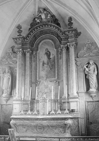 maître-autel, sa garniture : 6 chandeliers et croix, tabernacle, exposition, retable, 2 statues : Saint Martin, Saint Jean, portes de la sacristie, vue générale - © Ministère de la Culture (France), Médiathèque du patrimoine et de la photographie (objets mobiliers), tous droits réservés