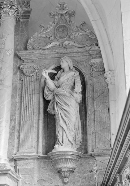 maître-autel, statue : saint Jean l'évangéliste, vue générale - © Ministère de la Culture (France), Médiathèque du patrimoine et de la photographie (objets mobiliers), tous droits réservés