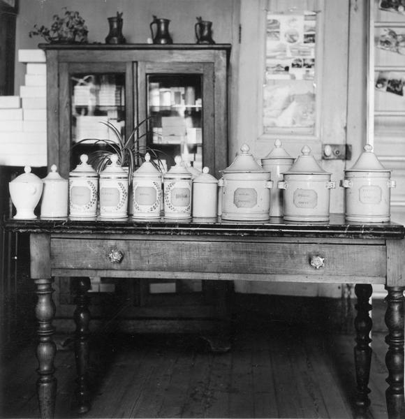pots à pharmacie, vue générale - © Ministère de la Culture (France), Médiathèque du patrimoine et de la photographie (objets mobiliers), tous droits réservés