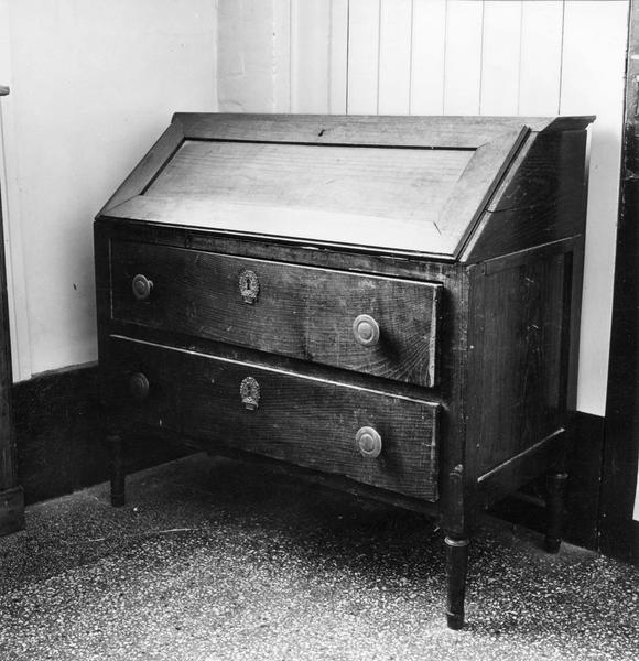commode à dos d'âne, vue générale - © Ministère de la Culture (France), Médiathèque du patrimoine et de la photographie (objets mobiliers), tous droits réservés