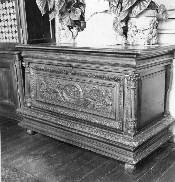 coffre (bahut), vue générale - © Ministère de la Culture (France), Médiathèque du patrimoine et de la photographie (objets mobiliers), tous droits réservés