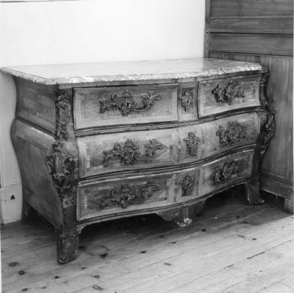 commode, vue générale - © Ministère de la Culture (France), Médiathèque du patrimoine et de la photographie (objets mobiliers), tous droits réservés