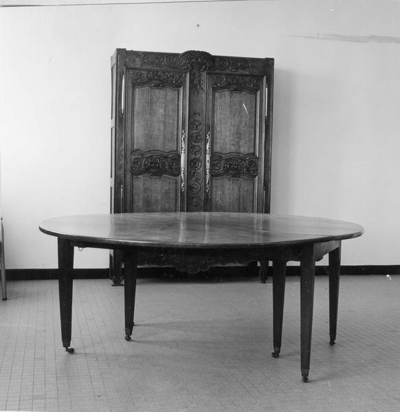 table, vue générale - © Ministère de la Culture (France), Médiathèque du patrimoine et de la photographie (objets mobiliers), tous droits réservés