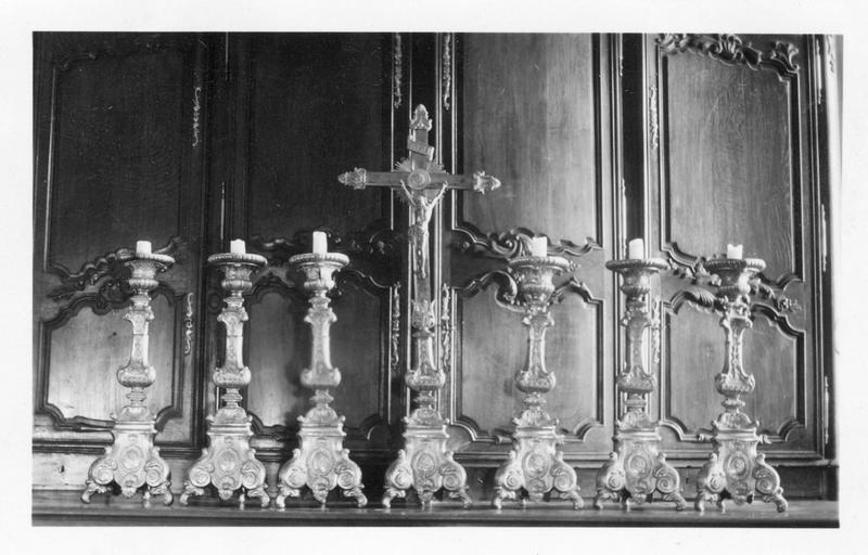 garniture du maître-autel : croix et 6 chandeliers, vue générale