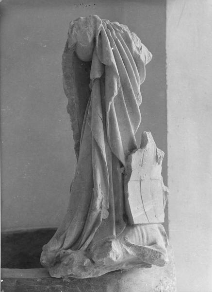 groupe sculpté : Saint Michel terrassant le démon, vue générale - © Ministère de la Culture (France), Médiathèque du patrimoine et de la photographie (objets mobiliers), tous droits réservés