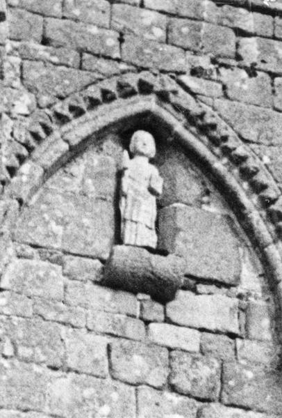 statue : saint Jean l'Evangéliste, tenant une plume d'oie dans sa main droite et un livre dans sa main gauche, vue générale