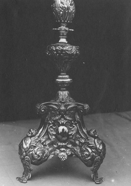 garniture d'autel : chandelier, détail