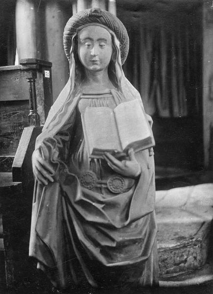 statue : Sainte Geneviève, appelée aussi Sainte Ergouëffe, vue partielle