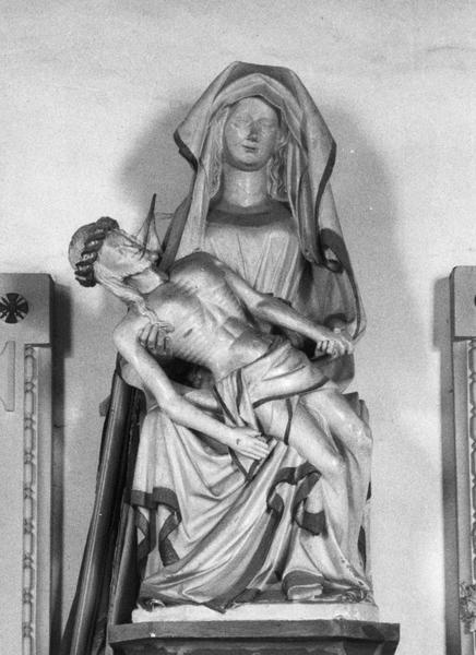 groupe sculpté : Vierge de Pitié, vue générale