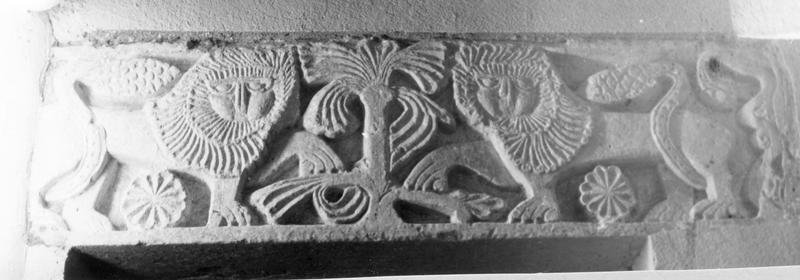 bas-relief : deux lions encadrant un palmier, vue générale - © Ministère de la Culture (France), Médiathèque du patrimoine et de la photographie (objets mobiliers), tous droits réservés