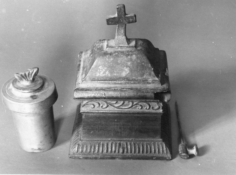 coffret aux saintes huiles, ampoule à huile des malades et spatule, vue générale