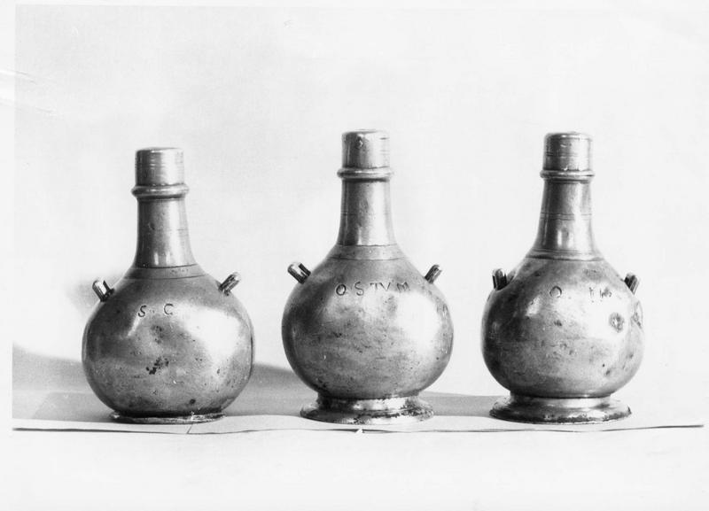 3 ampoules aux saintes huiles, vue générale