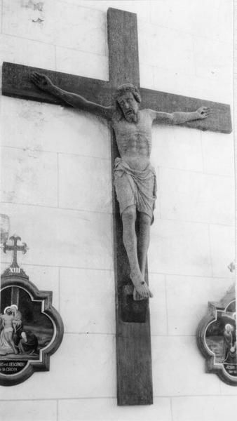 statue : Christ en croix, vue générale