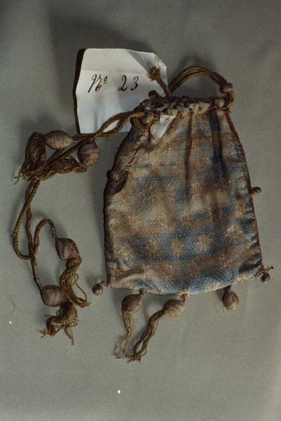 reliquaire (sachet à reliques), vue générale - © Ministère de la Culture (France), Médiathèque du patrimoine et de la photographie (objets mobiliers), tous droits réservés