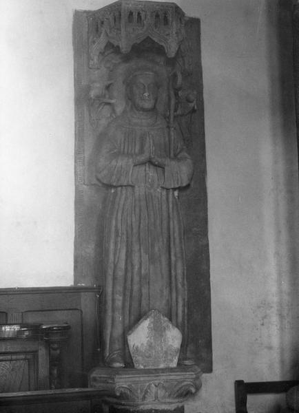 statue (gisant) de Jean Le Verrier, 38ème abbé de Savigny, vue générale - © Ministère de la Culture (France), Médiathèque du patrimoine et de la photographie (objets mobiliers), tous droits réservés