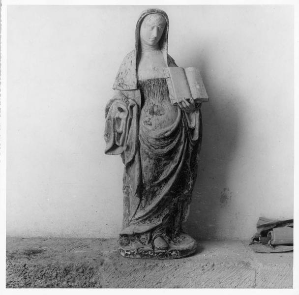 statue : sainte Walburge, vue générale