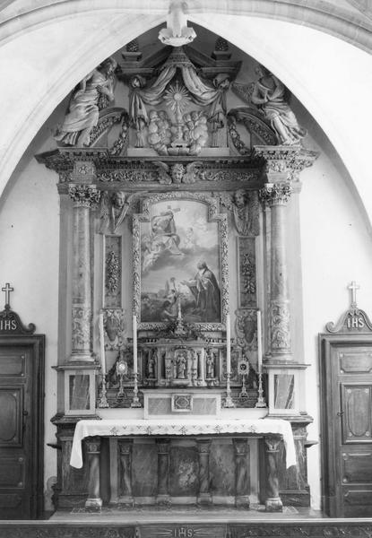 retable du maître-autel, tabernacle, gradins, 2 statues : anges adorateurs, portes de la sacristie, vue générale