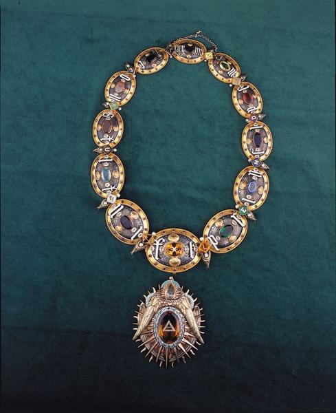 collier symbolique de Saint Michel - © Ministère de la Culture (France), Médiathèque du patrimoine et de la photographie, tous droits réservés
