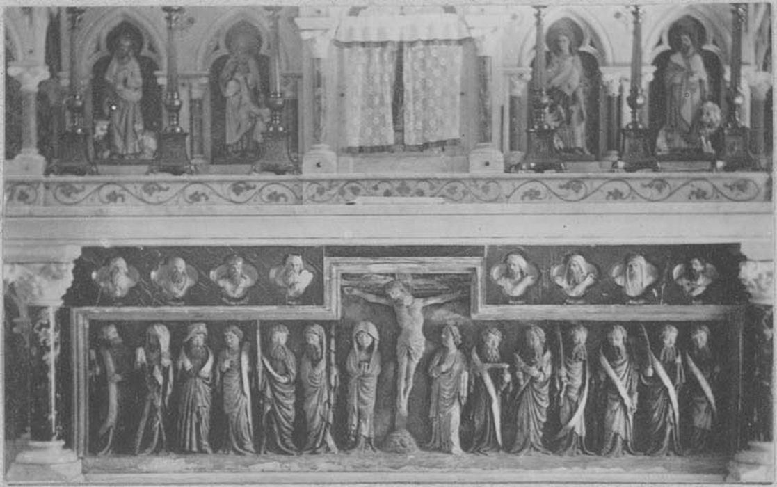 bas-relief : Les Apôtres entourant la Crucifixion - © Ministère de la Culture (France), Médiathèque du patrimoine et de la photographie, diffusion GrandPalaisRmn Photo