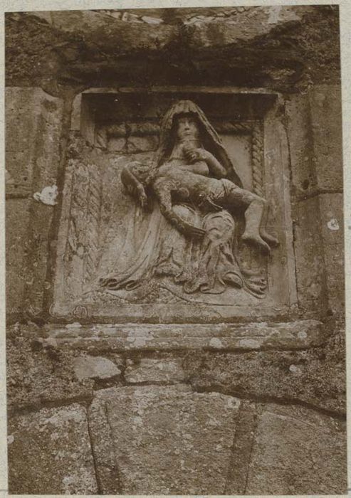 bas-relief : Vierge de Pitié