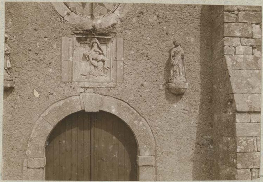 bas-relief, statue : Vierge de Pitié, saint non identifié