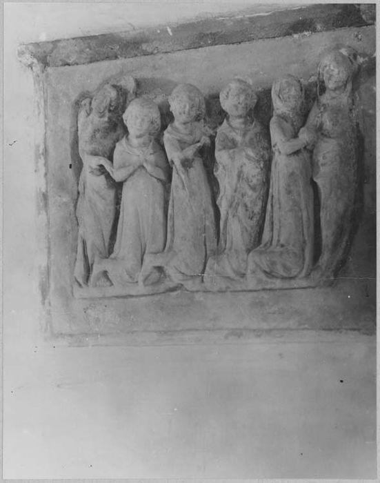 bas-relief : L'Entrée au paradis de quatre personnages conduits par la Vierge et un ange