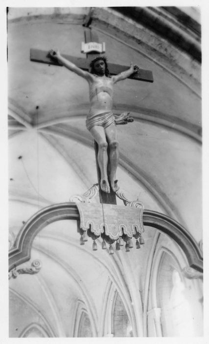 Poutre de gloire et statue : Christ en croix