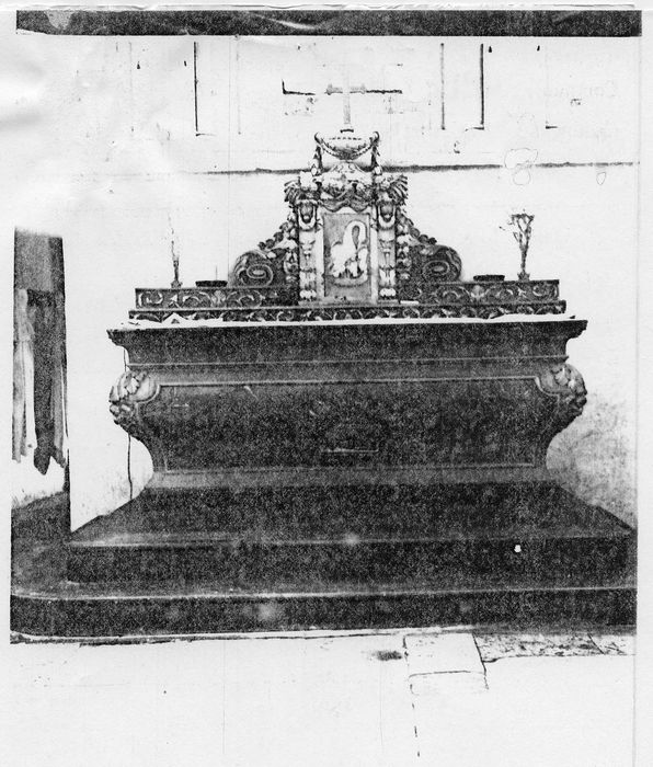 autel (maître-autel), deux degrés, deux gradins et un tabernacle, (photocopie numérisée)
