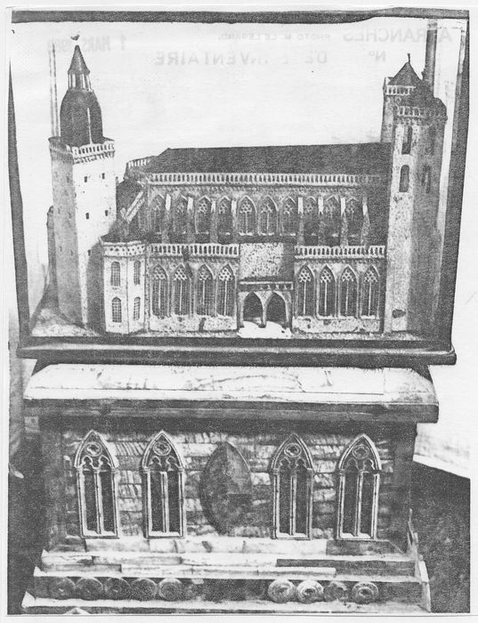 Maquette et sa vitrine : La Cathédrale d'Avranches
