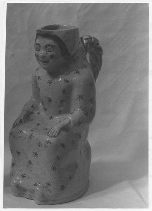 Pichet : Femme assise