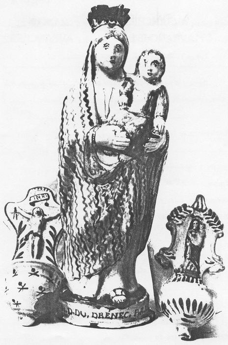 Deux bénitiers d'applique : Christ en croix et Vierge à l'Enfant