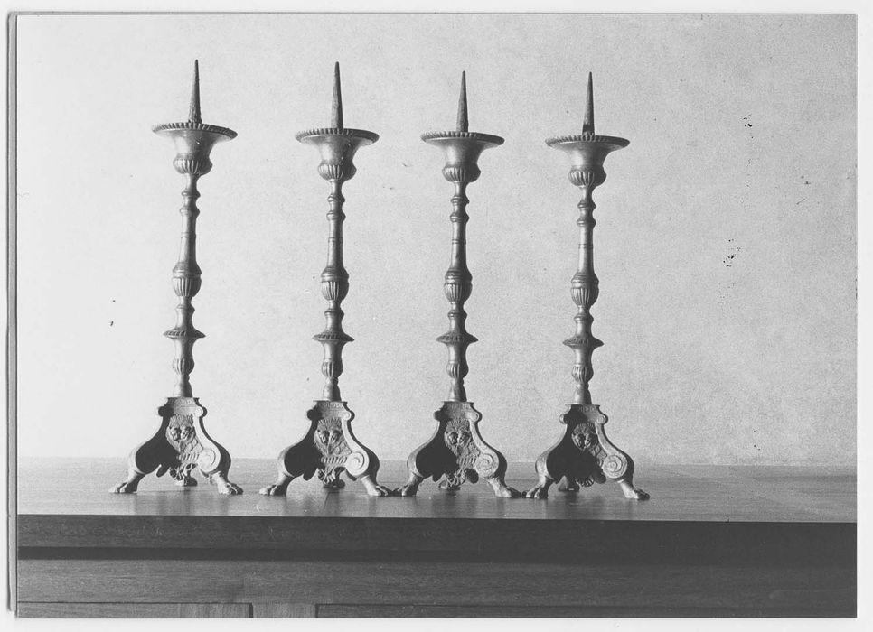 Quatre chandeliers d'autel (garniture d'autel)